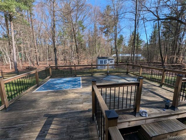 9642 Hummingbird Ct, Howard City, MI 49329