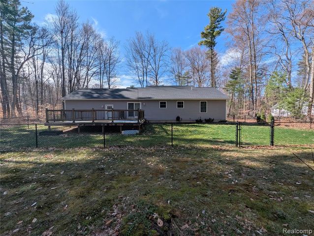 9642 Hummingbird Ct, Howard City, MI 49329