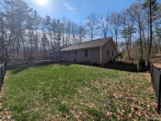9642 Hummingbird Ct, Howard City, MI 49329