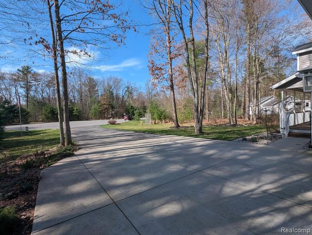9642 Hummingbird Ct, Howard City, MI 49329