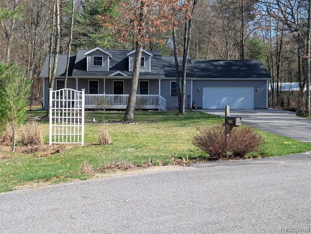 9642 Hummingbird Ct, Howard City, MI 49329