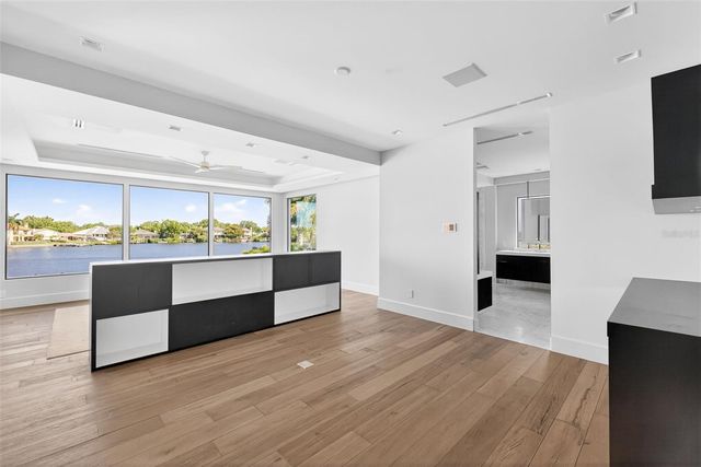460 COFFEE POT RIVIERA NE, St Petersburg, FL 33704