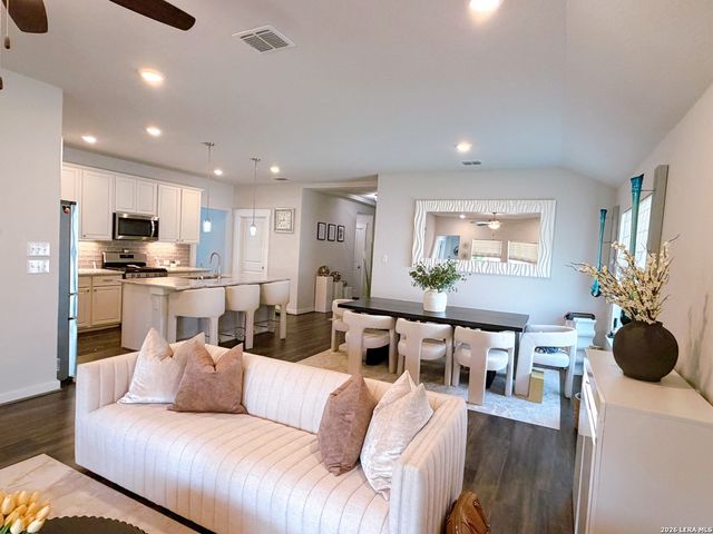 3834 Glenloch, Converse, TX 78109