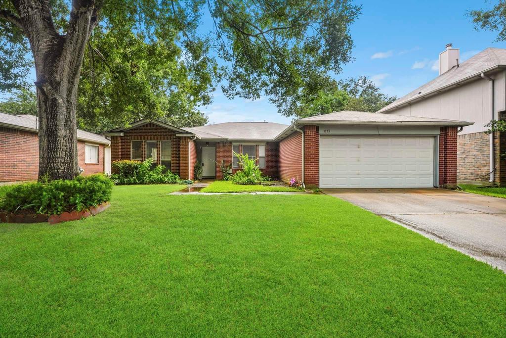 1723 Oak Ridge Drive, Kemah, TX 77565