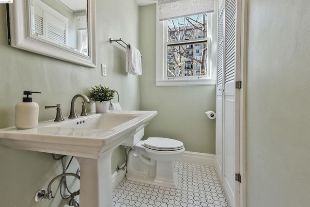 200 Lakeside Dr 401, Oakland, CA 94612