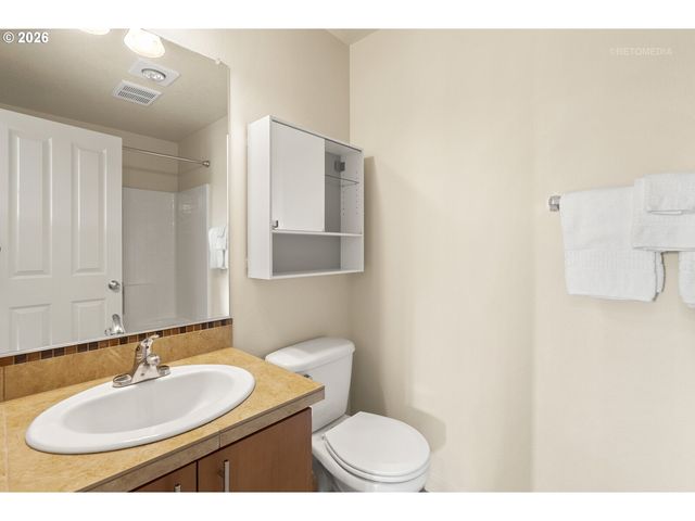 10804 Ne HOLLY St 303, Hillsboro, OR 97006