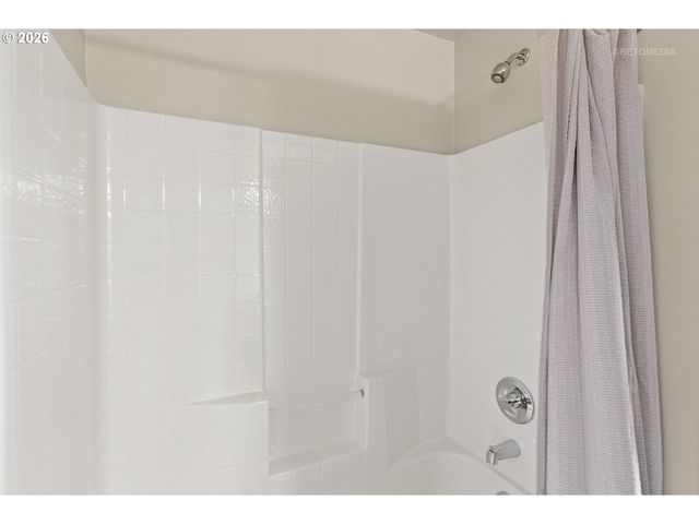 10804 Ne HOLLY St 303, Hillsboro, OR 97006