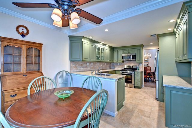 10 Oakdale Court, Ridge, NY 11961