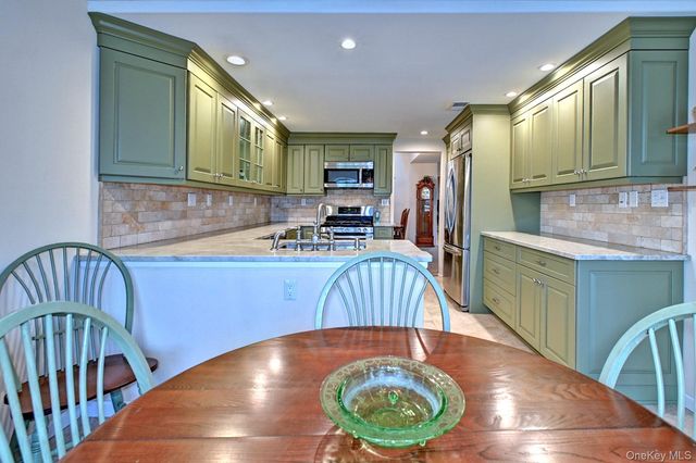 10 Oakdale Court, Ridge, NY 11961