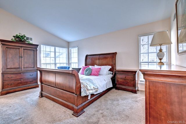 10 Oakdale Court, Ridge, NY 11961