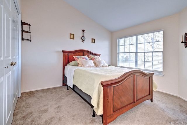 10 Oakdale Court, Ridge, NY 11961