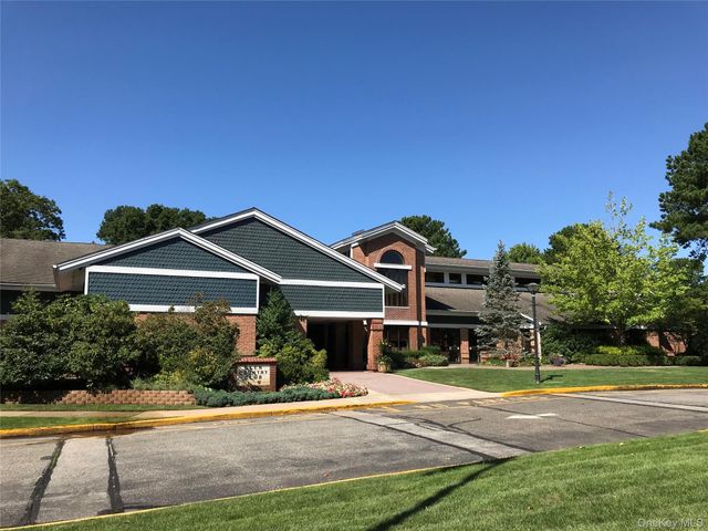 10 Oakdale Court, Ridge, NY 11961