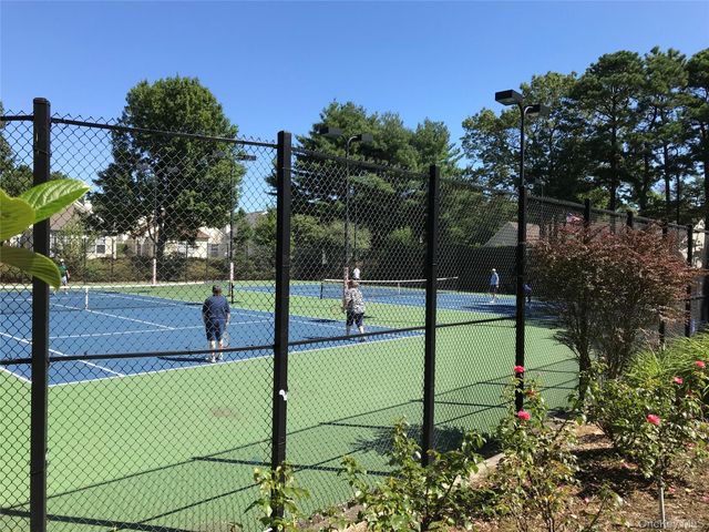 10 Oakdale Court, Ridge, NY 11961