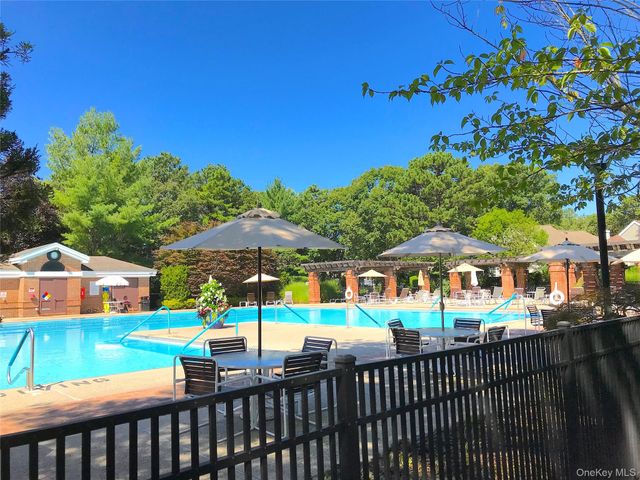 10 Oakdale Court, Ridge, NY 11961