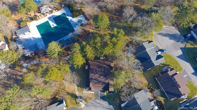 10 Oakdale Court, Ridge, NY 11961