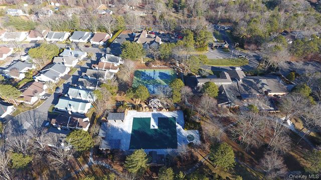 10 Oakdale Court, Ridge, NY 11961