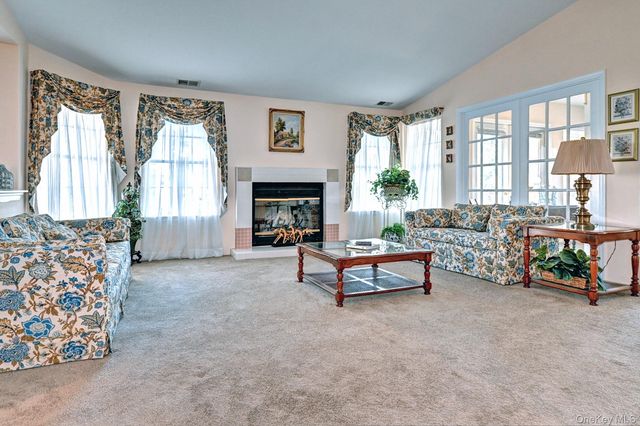 10 Oakdale Court, Ridge, NY 11961