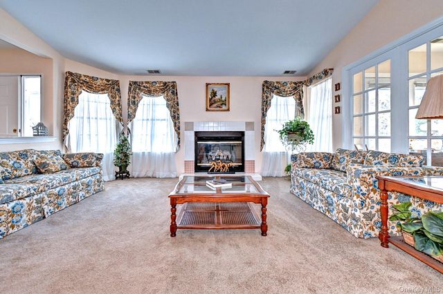 10 Oakdale Court, Ridge, NY 11961