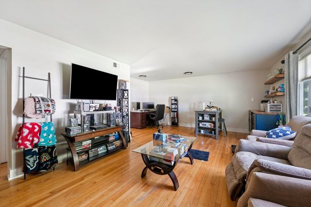 831 S Wisconsin Avenue, Villa Park, IL 60181
