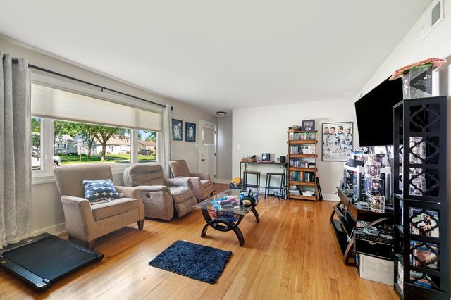 831 S Wisconsin Avenue, Villa Park, IL 60181