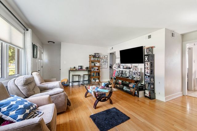 831 S Wisconsin Avenue, Villa Park, IL 60181
