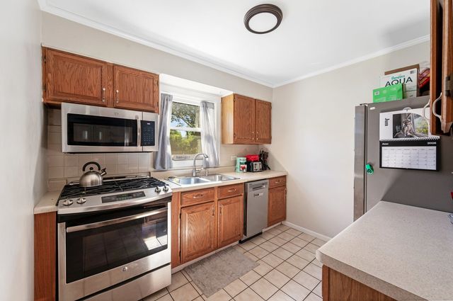 831 S Wisconsin Avenue, Villa Park, IL 60181