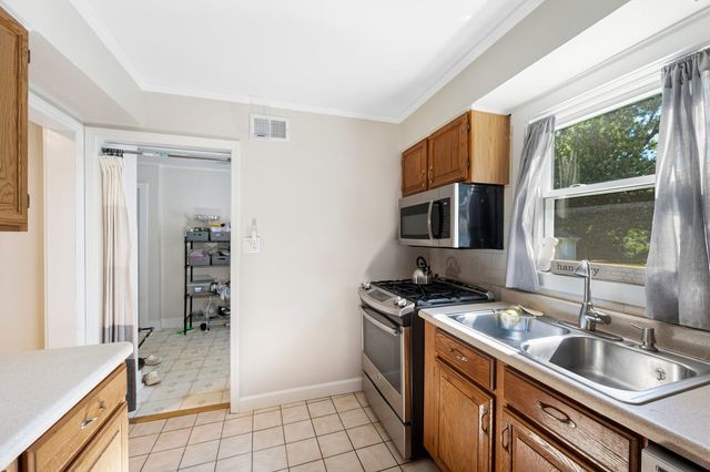 831 S Wisconsin Avenue, Villa Park, IL 60181