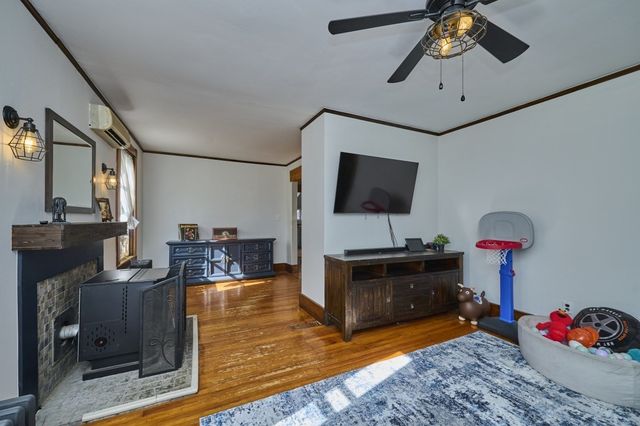 62 Chestnut St, Foxboro, MA 02035