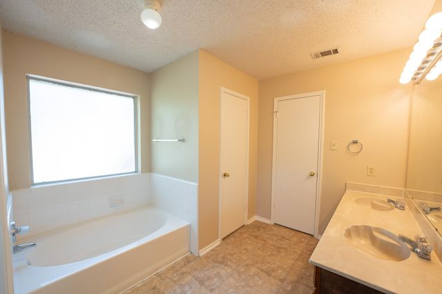 831 Ash Grove Lane, Desoto, TX 75115