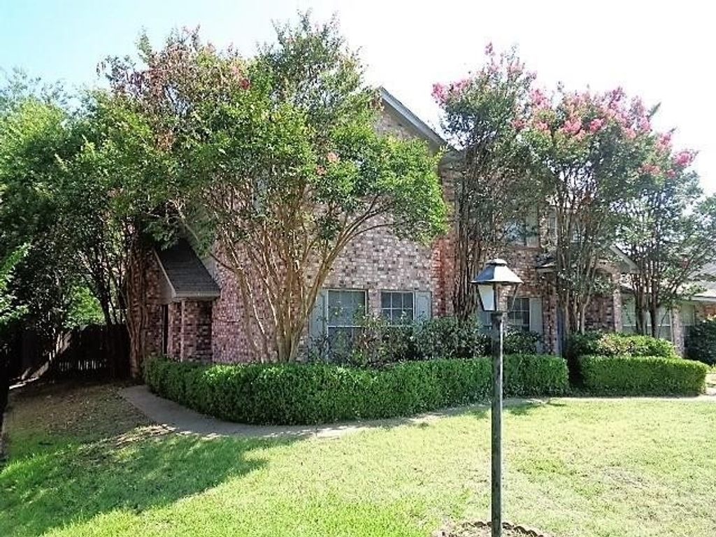 831 Ash Grove Lane, Desoto, TX 75115