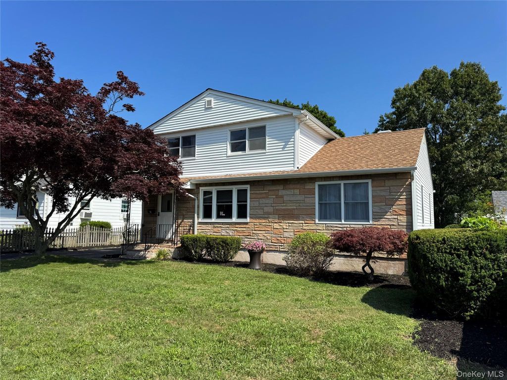 41 Mohawk Drive, North Babylon, NY 11703