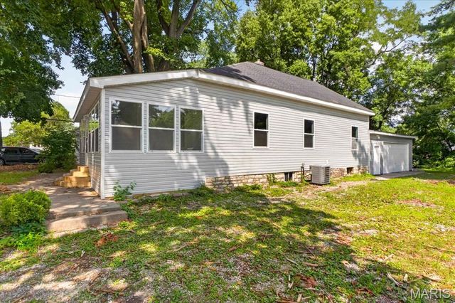 2720 Walnut Street, Alton, IL 62002