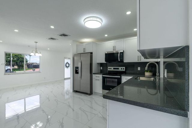 510 NW 97th Ter, Pembroke Pines, FL 33024
