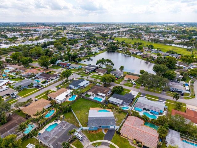 510 NW 97th Ter, Pembroke Pines, FL 33024