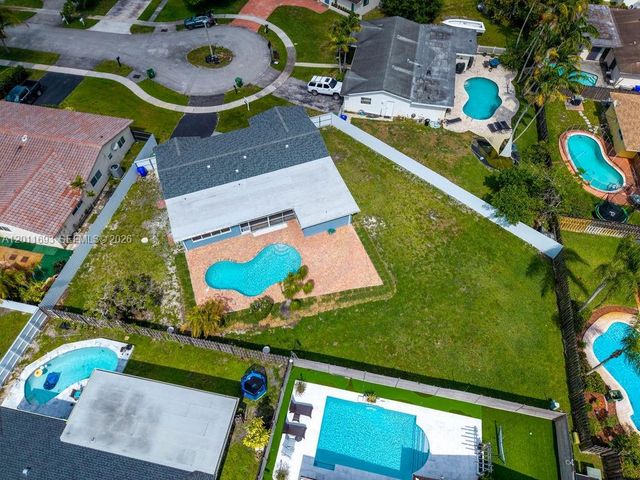 510 NW 97th Ter, Pembroke Pines, FL 33024