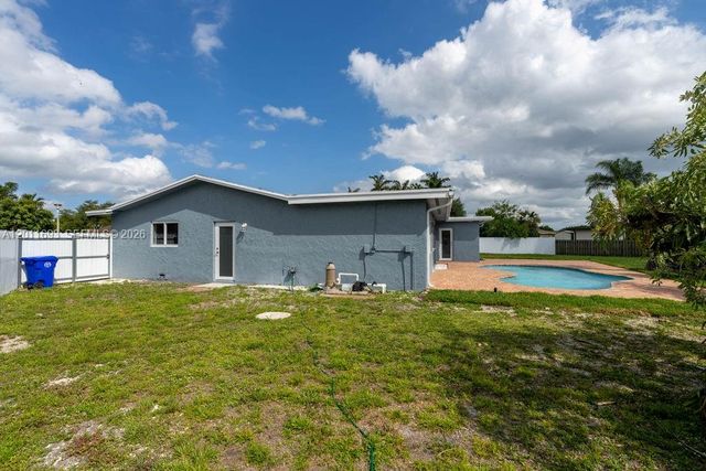 510 NW 97th Ter, Pembroke Pines, FL 33024