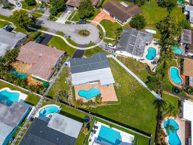 510 NW 97th Ter, Pembroke Pines, FL 33024