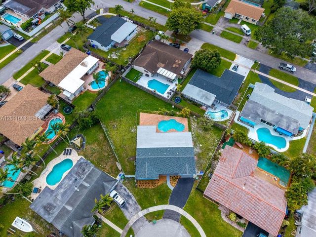 510 NW 97th Ter, Pembroke Pines, FL 33024