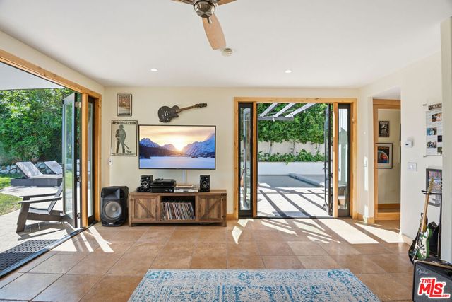16820 Oak View Drive, Encino, CA 91436