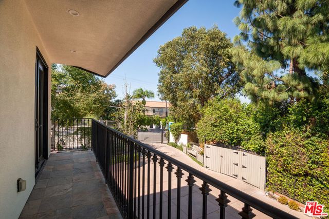 16820 Oak View Drive, Encino, CA 91436