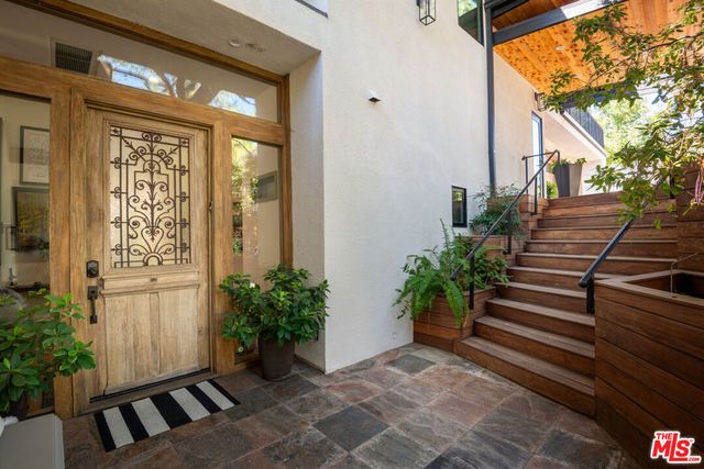 16820 Oak View Drive, Encino, CA 91436