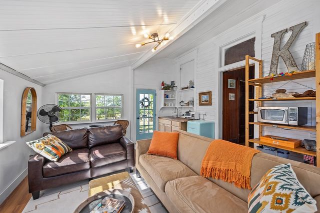 684 Stoneleigh Rd, Center Point, TX 78010