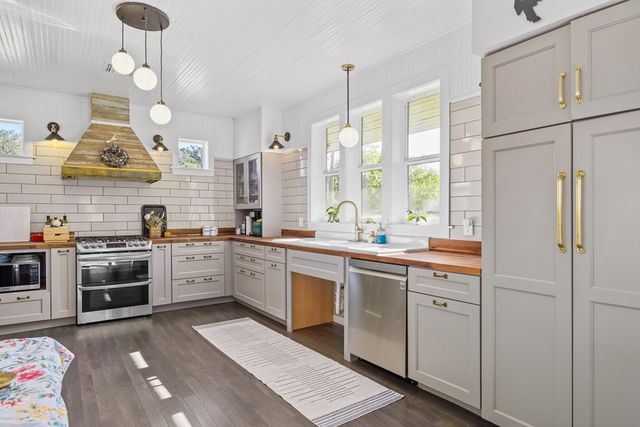 684 Stoneleigh Rd, Center Point, TX 78010