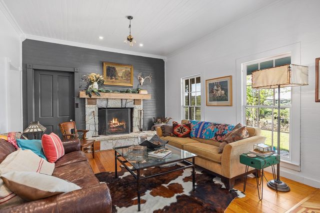 684 Stoneleigh Rd, Center Point, TX 78010