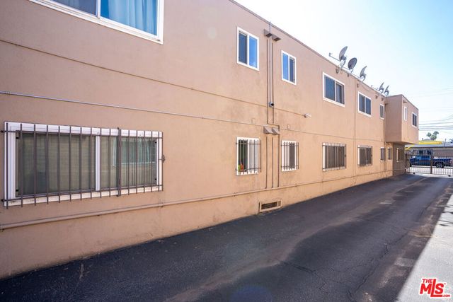 10130 S Inglewood Avenue, Inglewood, CA 90304