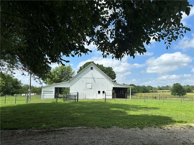 10510 W 327th Street, Paola, KS 66071