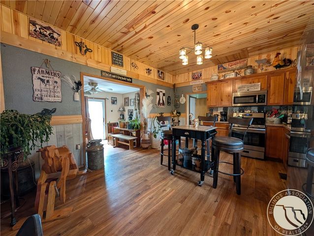 327 2nd AVENUE W, Culbertson, MT 59218