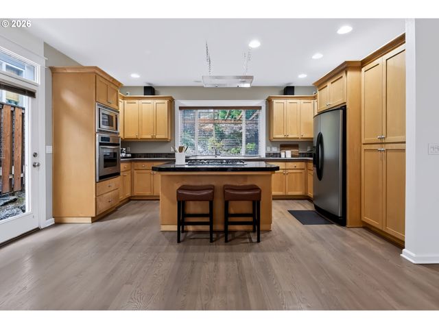 8817 Sw 49TH Ave, Portland, OR 97219