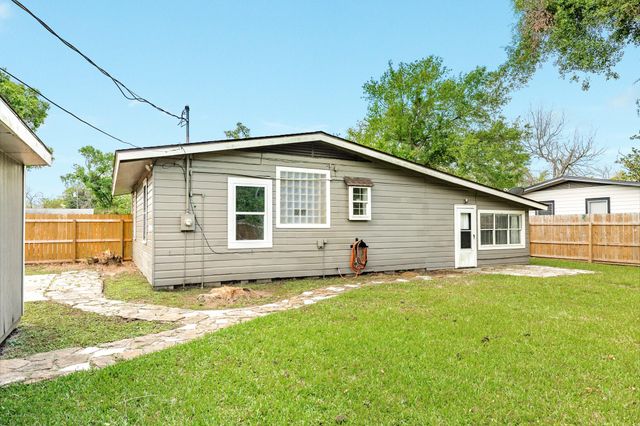 219 Camellia Street, Lake Jackson, TX 77566