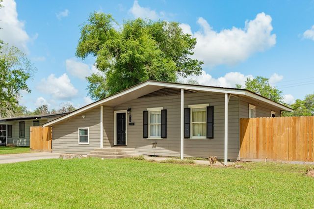 219 Camellia Street, Lake Jackson, TX 77566